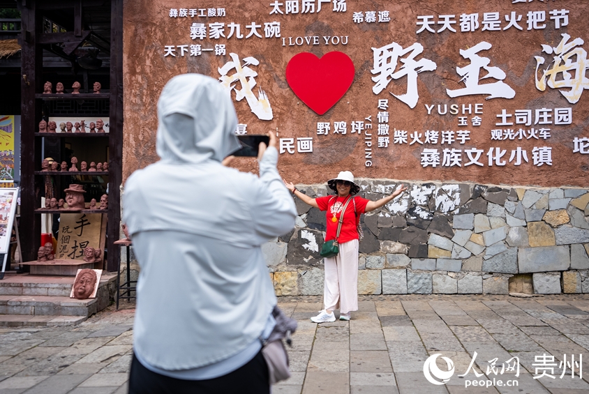 景勝区で写真を撮影する観光客（撮影・涂敏）。