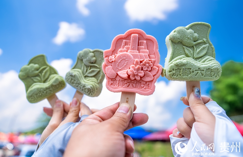 景勝区内で販売されている「涼都・六盤水」をデザインしたアイスクリーム（撮影・涂敏）。