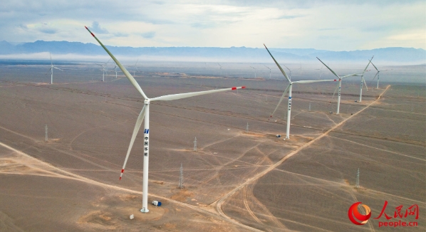 総出力が最大100万kWの華能吐魯番風力発電所（撮影・李欣洋）。