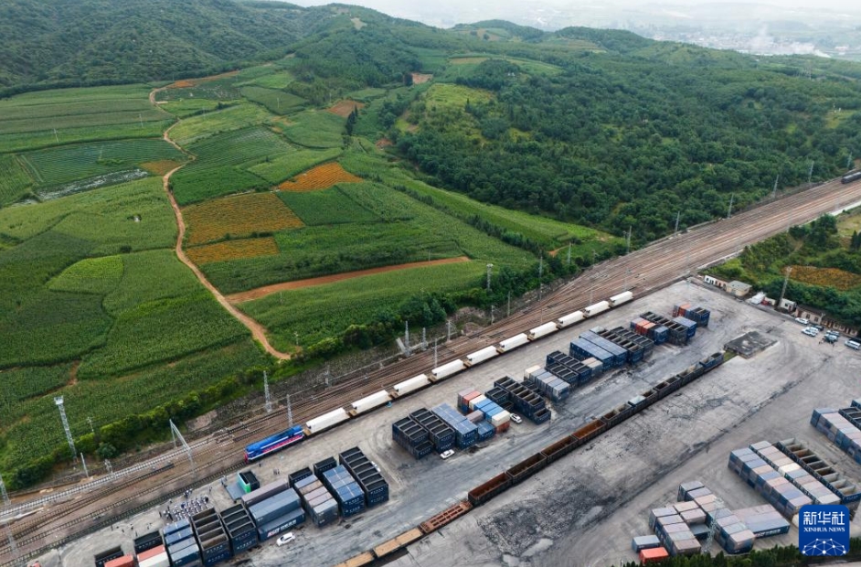 中国ラオス鉄道の「陸良野菜号」冷蔵コンテナ貨物列車の運行開始