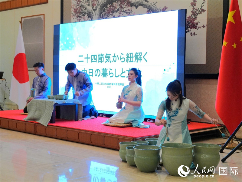 青磁器を打楽器として使用する「青瓷瓯楽」の演奏（撮影・許可）。