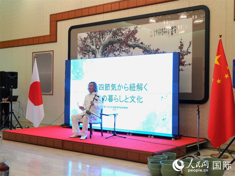 京胡の独奏（撮影・許可）。