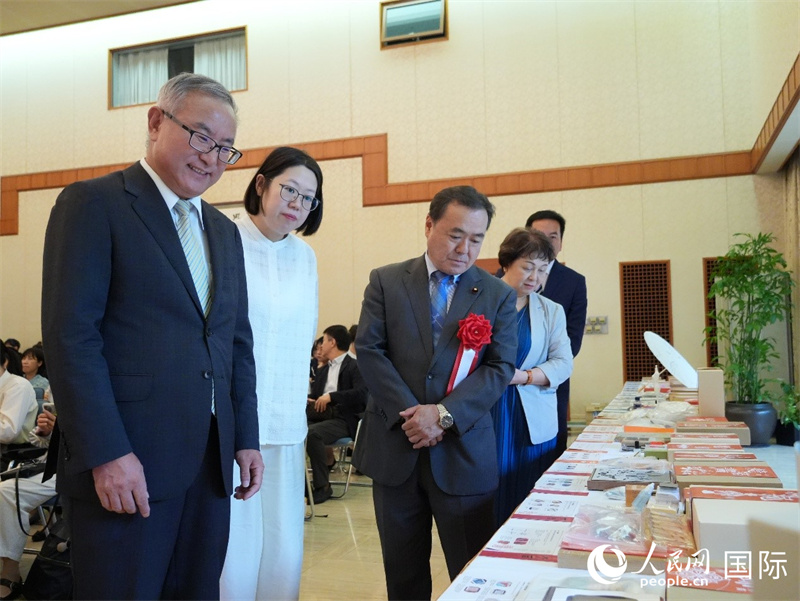 二十四節気や中国無形文化遺産関連の作品を見るゲスト（撮影・許可）。