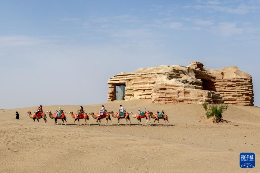 「砂漠の門」が新たな人気観光スポットに　新疆・阿拉爾