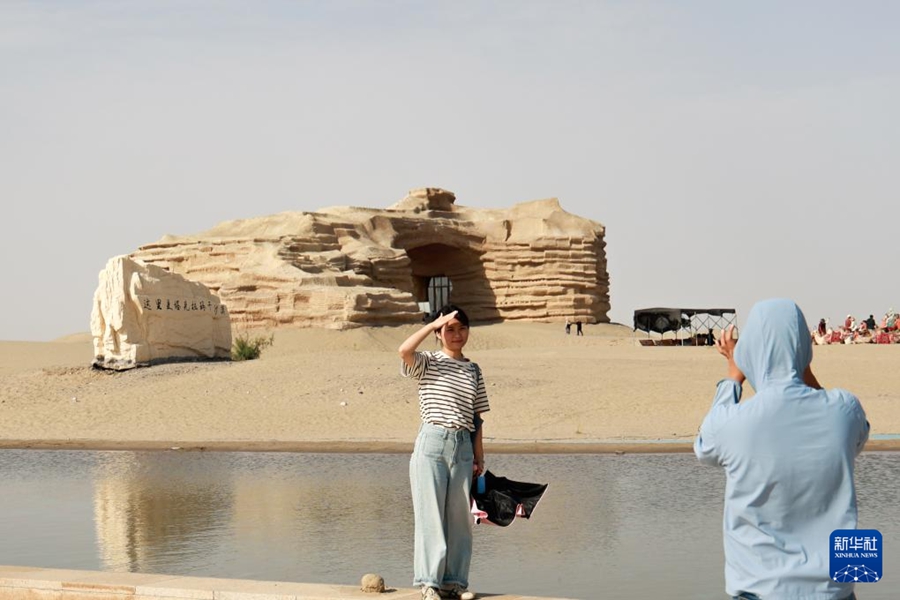 「砂漠の門」が新たな人気観光スポットに　新疆・阿拉爾