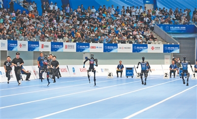注目の100メートル走決勝戦は8月17日午後に行われ、21.50秒の記録で金メダルを獲得したエンボディド天工のロボット「Ultra」（右から2体目）。撮影・王昊男