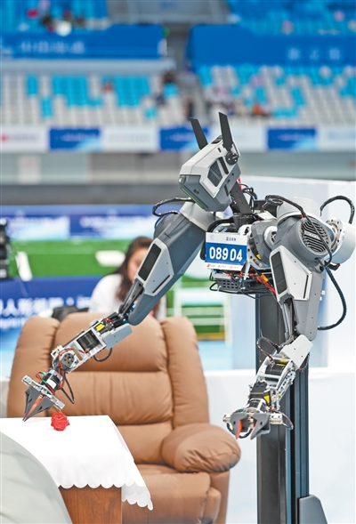 ホテルシナリオ清掃サービス技能競技に登場した藍虫エンボディド人型ロボット。撮影・張武軍