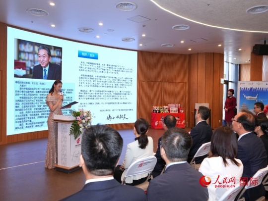 鳩山由紀夫元首相のお祝いメッセージを代読する司会者（撮影・許可）。
