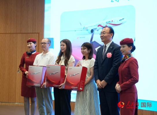 抽選の当選者に賞品を授与した中国国際航空公司・日韓地区支社の馮力社長（写真右から2番目、撮影・許可）。