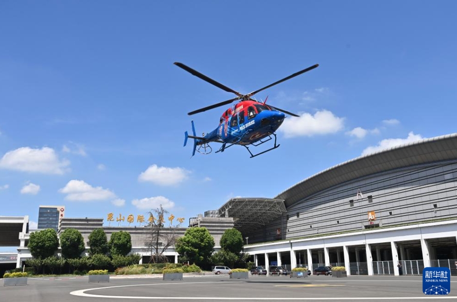 江蘇省昆山市で、「昆山空港ターミナルビル-上海・楊浦」路線を飛行するヘリコプターが離陸したところ。（8月18日撮影・王須中）