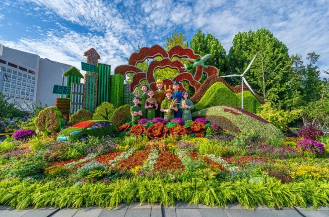 目抜き通りに中国人民抗日戦争ならびに世界反ファシズム戦争勝利80周年祝う花壇 北京市