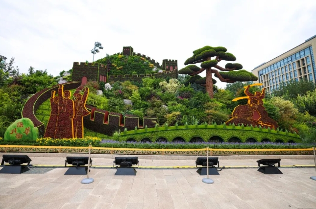 目抜き通りに中国人民抗日戦争ならびに世界反ファシズム戦争勝利80周年祝う花壇 北京市