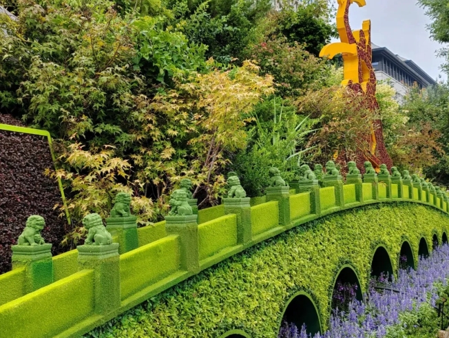 目抜き通りに中国人民抗日戦争ならびに世界反ファシズム戦争勝利80周年祝う花壇 北京市