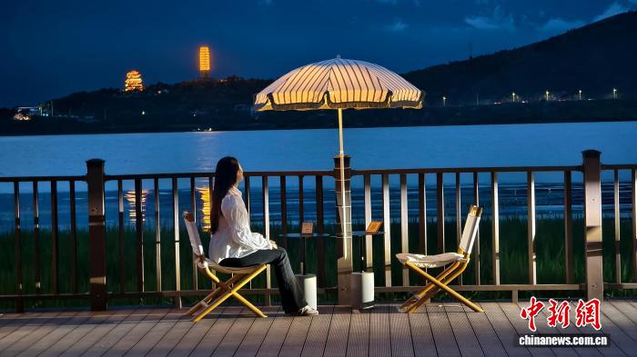 洱海のほとりでくつろぐ観光客（撮影・趙嘉）。