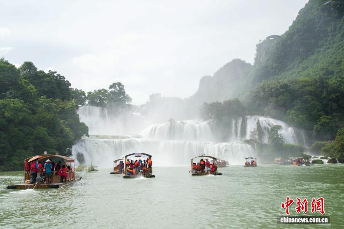 夏休み終盤、観光客で賑う中国初の国境観光協力区　広西
