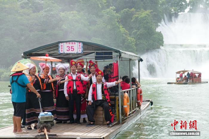 夏休み終盤、観光客で賑う中国初の国境観光協力区　広西