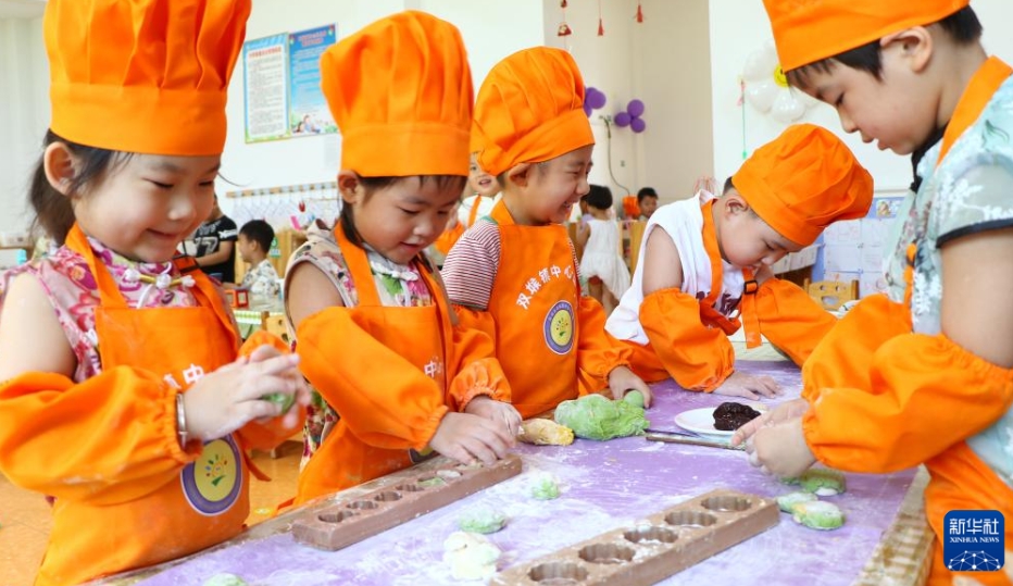山東省臨沂市沂南県双堠鎮の中心幼稚園で七夕の型抜き菓子「巧果」作りに挑戦する園児たち（8月26日撮影・王彦氷）。