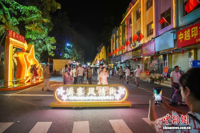中国―ベトナム国境にある「不夜城」が人気に　広西・憑祥