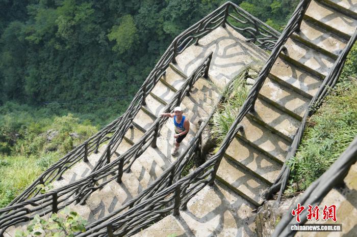 「登山王」目指し、3.6キロの険しい登山道に挑むランナーたち 湖南省張家界