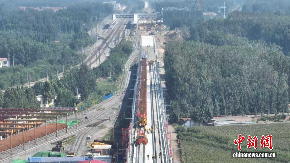 建設中の雄商高速鉄道の全線でレール敷設工事がスタート