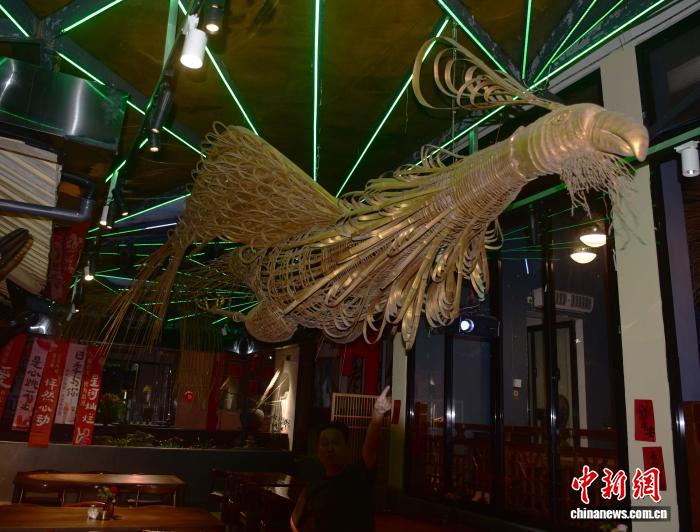 武夷竹細工の匠の技で空母「福建」をモデルにした作品を制作　福建省