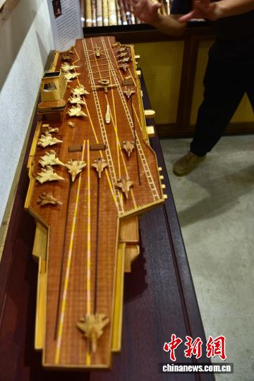 武夷竹細工の匠の技で空母「福建」をモデルにした作品を制作　福建省