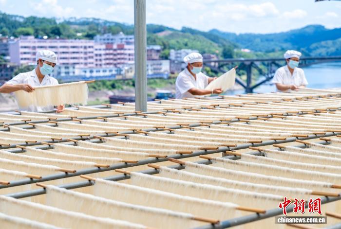 注文対応に追われる特産のライスヌードル工場　広西・蒼梧