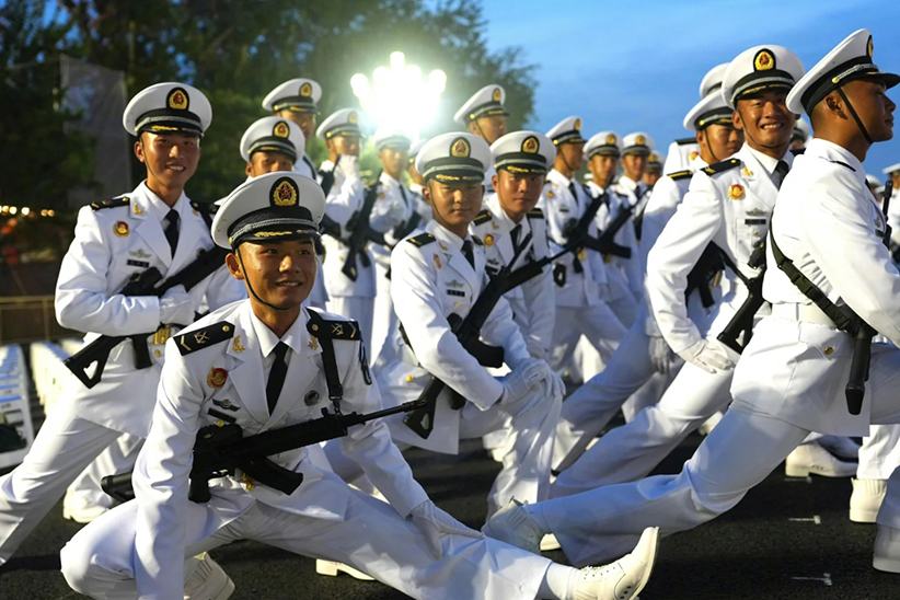軍事パレード開始前の様子を捉えた写真の数々