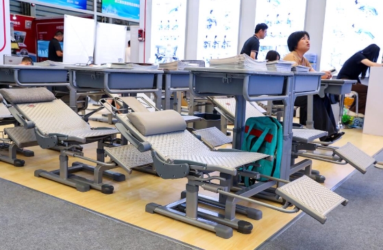 小中高生の昼寝用リクライニング機能付き学習机と椅子の国家標準が発表