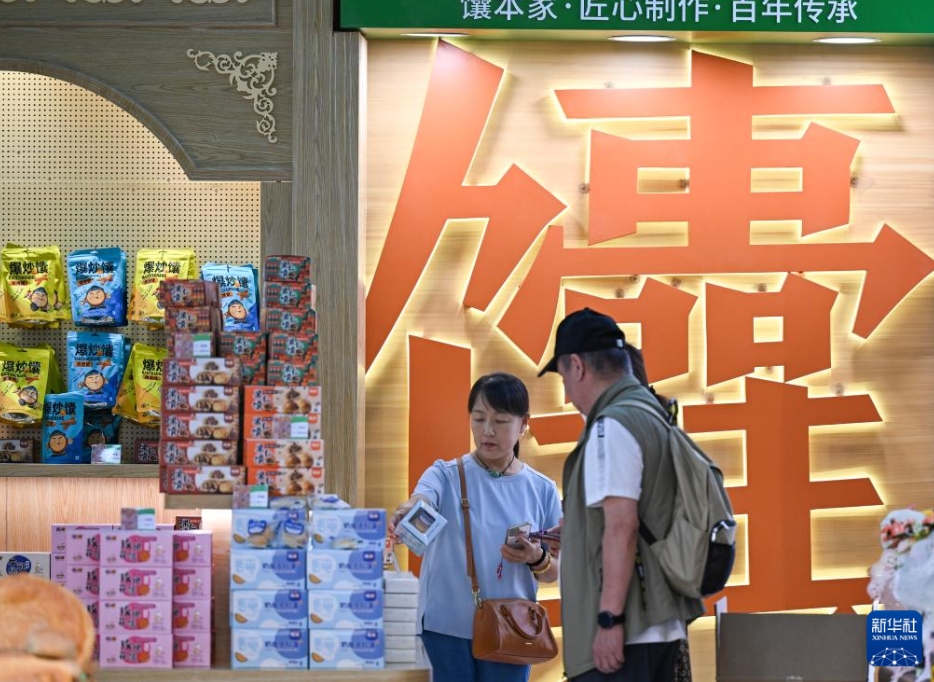 烏魯木斉大バザールの歩行者天国にある文化クリエイティブグッズ店に並ぶナンをテーマにしたグッズ（8月21日撮影・王菲）。