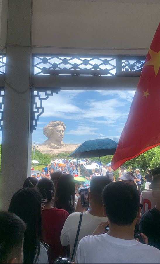 象（石像）と象徴（国旗）