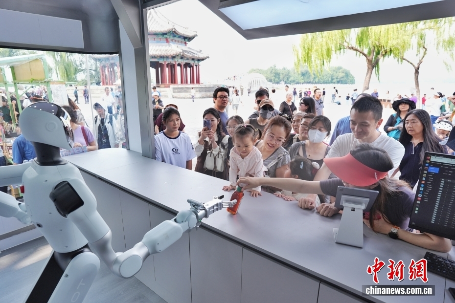 北京市の有名観光スポット頤和園の売店にロボット店員が登場！