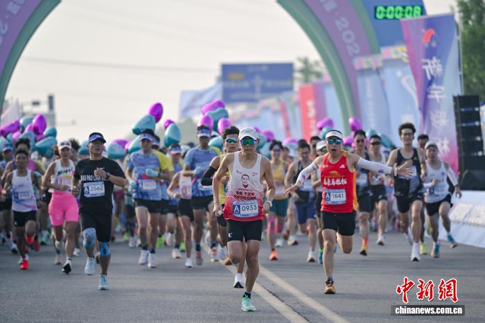 広大な稲田をランナー6千人が駆け抜けるハーフマラソン開催　天津市