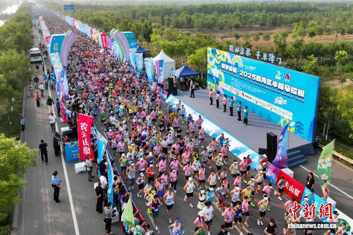 広大な稲田をランナー6千人が駆け抜けるハーフマラソン開催　天津市