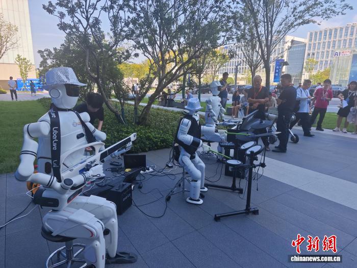 2025インターネット岳麓大会が開幕　ロボットバンドが演奏を披露