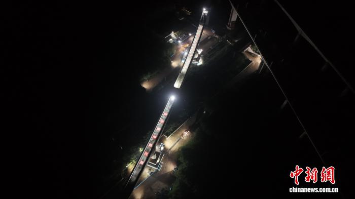 雄商高速鉄道・雄安ターミナルの「津保鉄道」を跨ぐ旋回橋の旋回が成功