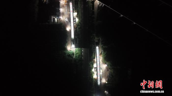 雄商高速鉄道・雄安ターミナルの「津保鉄道」を跨ぐ旋回橋の旋回が成功