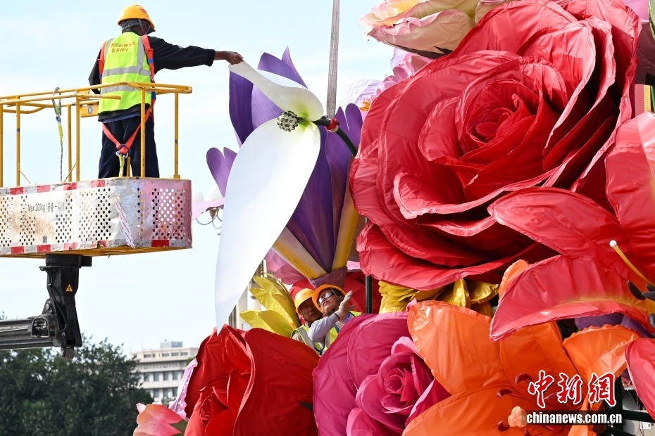 天安門広場で設置作業が進む国慶節を祝う「祝福祖国」オブジェ　北京