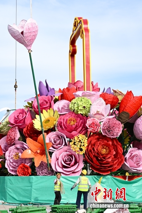 天安門広場で設置作業が進む国慶節を祝う「祝福祖国」オブジェ　北京