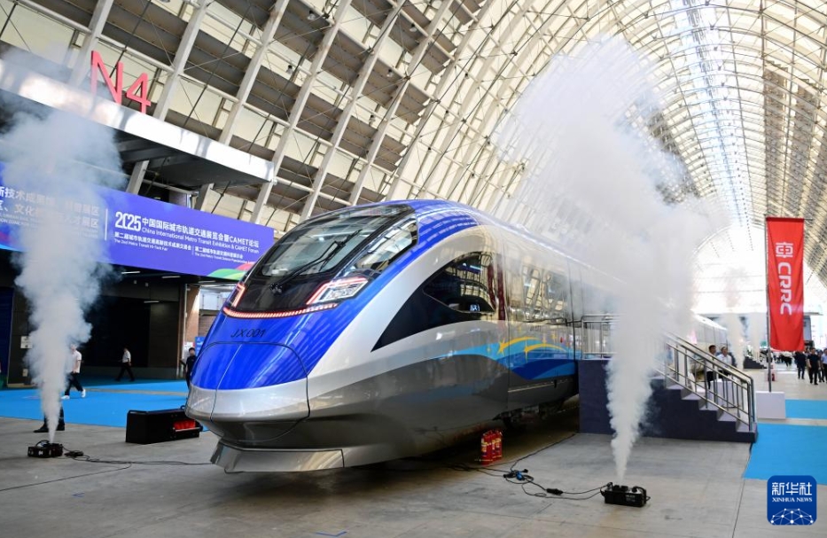 中国初となる都市鉄道と京雄快線の標準スマート車両を公開　山東省青島