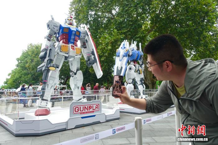 ガンダム立像が西湖の湖畔に登場　浙江省杭州