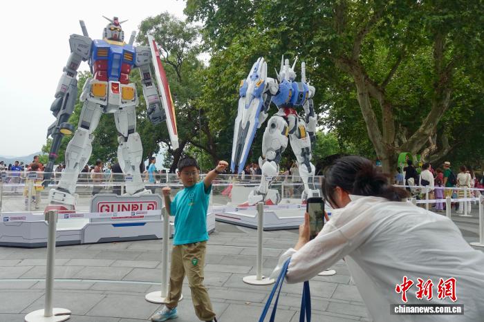 ガンダム立像が西湖の湖畔に登場　浙江省杭州