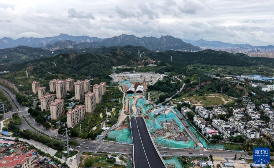 青島市李滄区で建設中の唐山路トンネル（9月22日、ドローンによる撮影・李紫恒）。