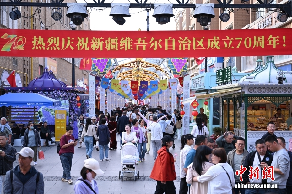 観光客などで賑わう新疆烏魯木斉市の大バザール歩行者天国（9月23日撮影・田雨昊）。