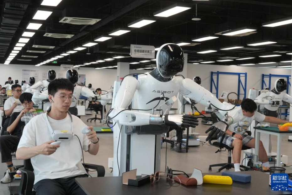 工場で働くための「スキルアップ」を図るロボット　浙江省紹興