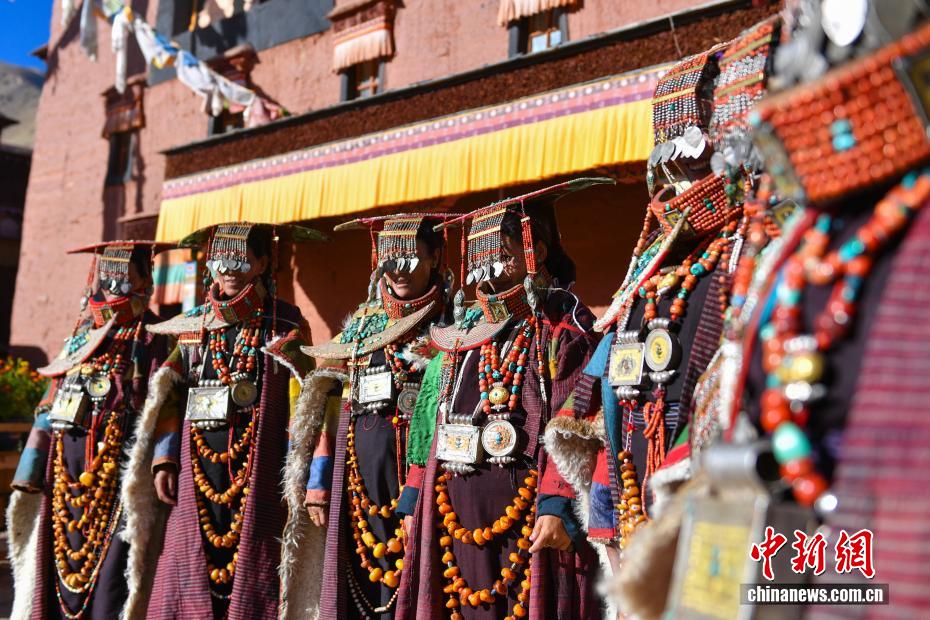 西蔵自治区で1千年以上受け継がれている伝統衣装「普蘭服飾」