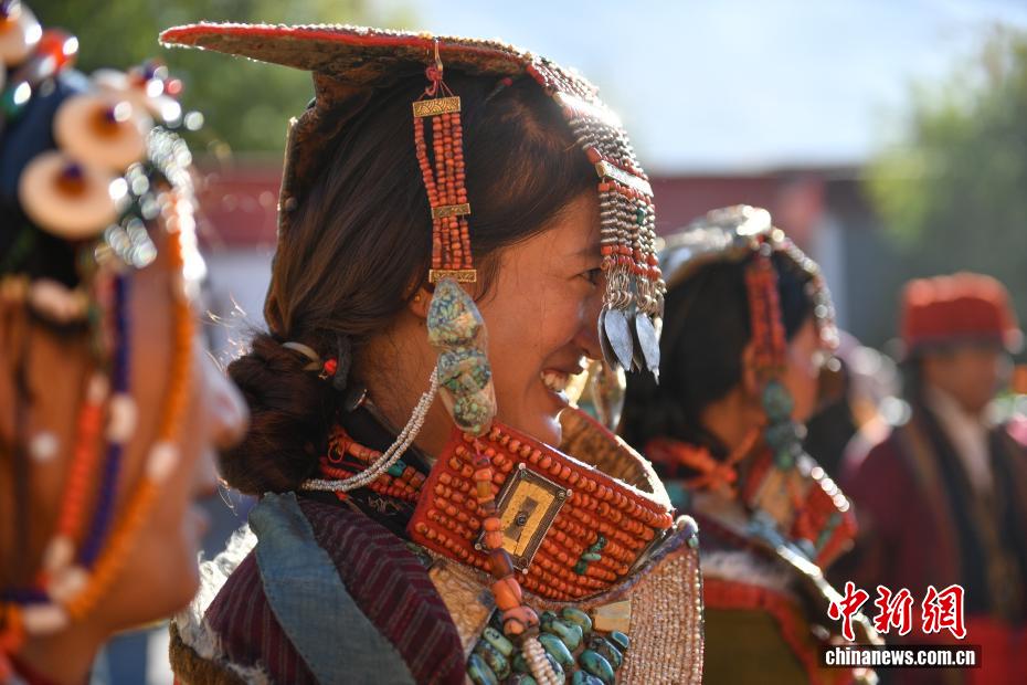 西蔵自治区で1千年以上受け継がれている伝統衣装「普蘭服飾」