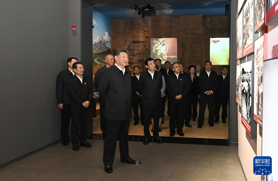 習近平総書記が新疆維吾爾自治区成立70周年成果展を見学
