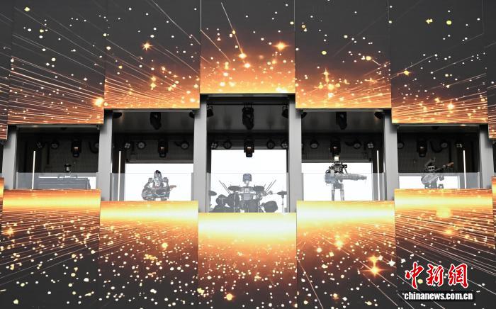 西湖の湖畔でデジタルファッション消費を楽しむ　浙江省杭州