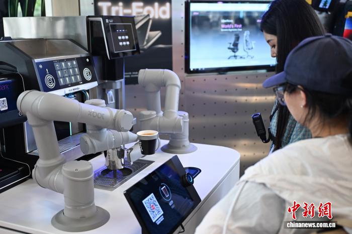 西湖の湖畔でデジタルファッション消費を楽しむ　浙江省杭州